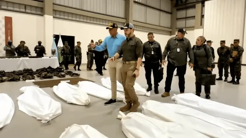 Presidente de Colombia camina entre cadáveres de presuntos guerrilleros: imágenes desatan polémica