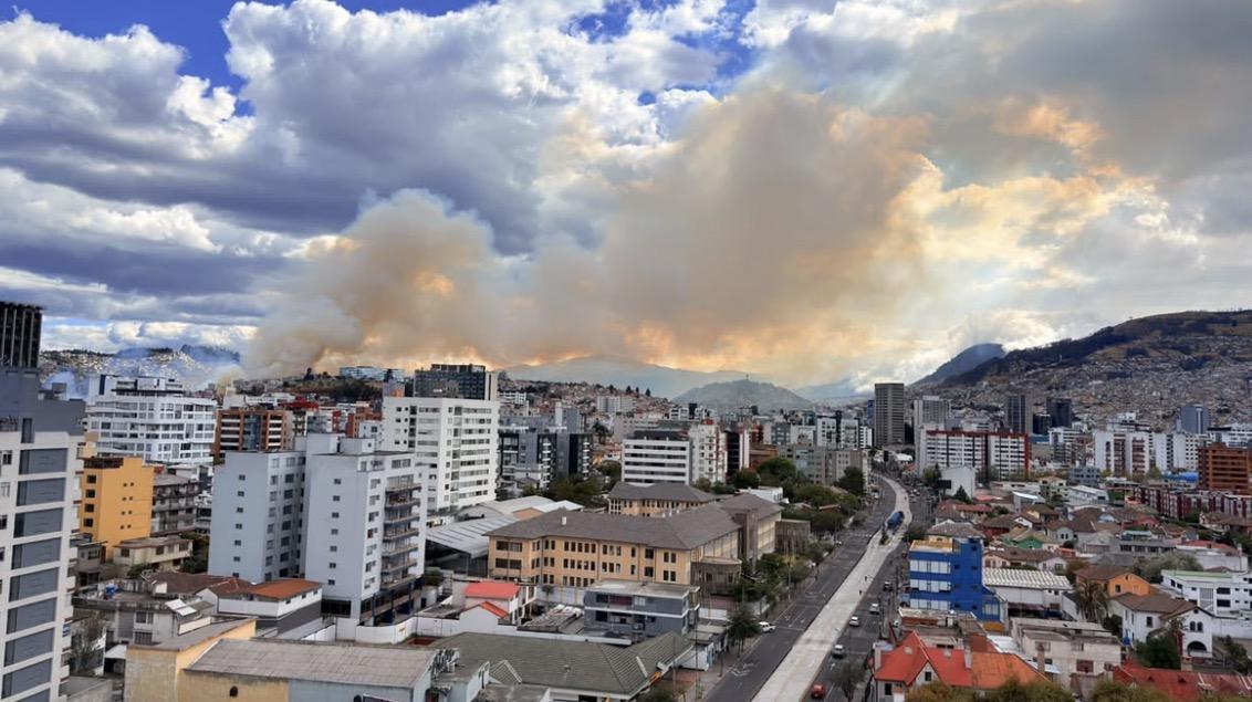 Densa columna de humo se genera en Quito tras incendio forestal este domingo, 13 de septiembre