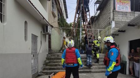 Tragedia en Guayaquil: hombre queda colgado de un poste tras recibir descarga eléctrica este sábado, 19 de septiembre
