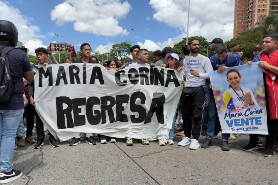 Manifestantes en Venezuela exigen elecciones y regreso de Machado