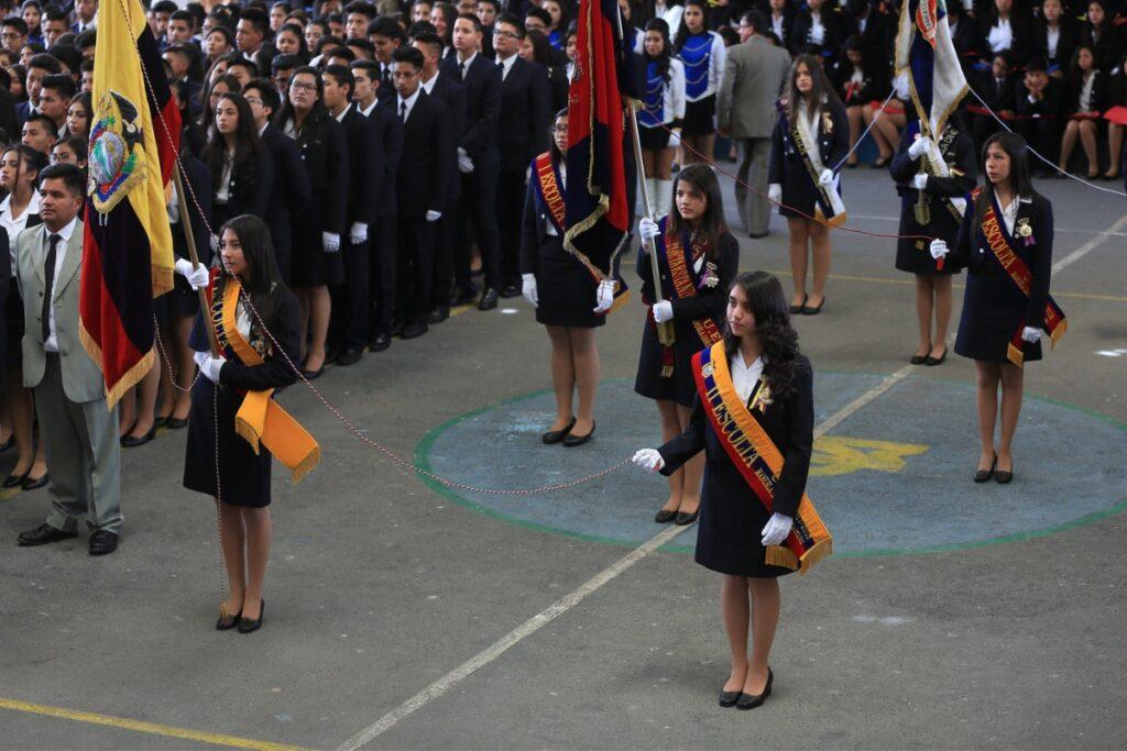 Más de 261.000 estudiantes juraron la Bandera en Ecuador