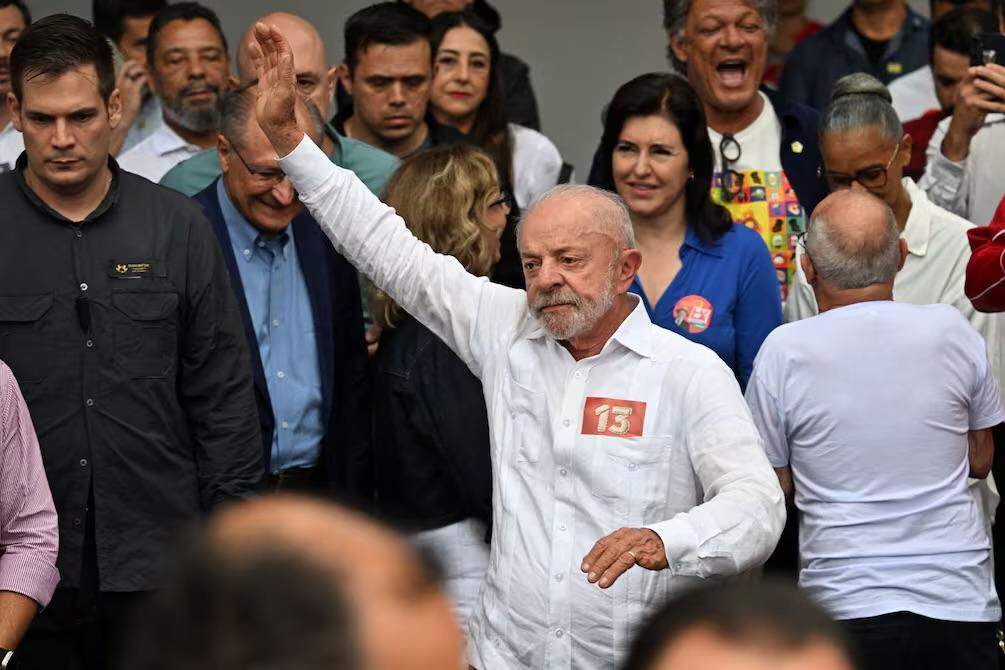 Lula da Silva logra histórica remontada y es reelegido en Brasil