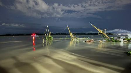 Barco turístico Morgan se hunde tras lluvias en Guayaquil