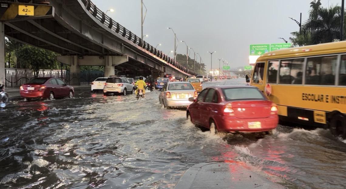 Fuertes lluvias inundan más de 30 sectores de Guayaquil