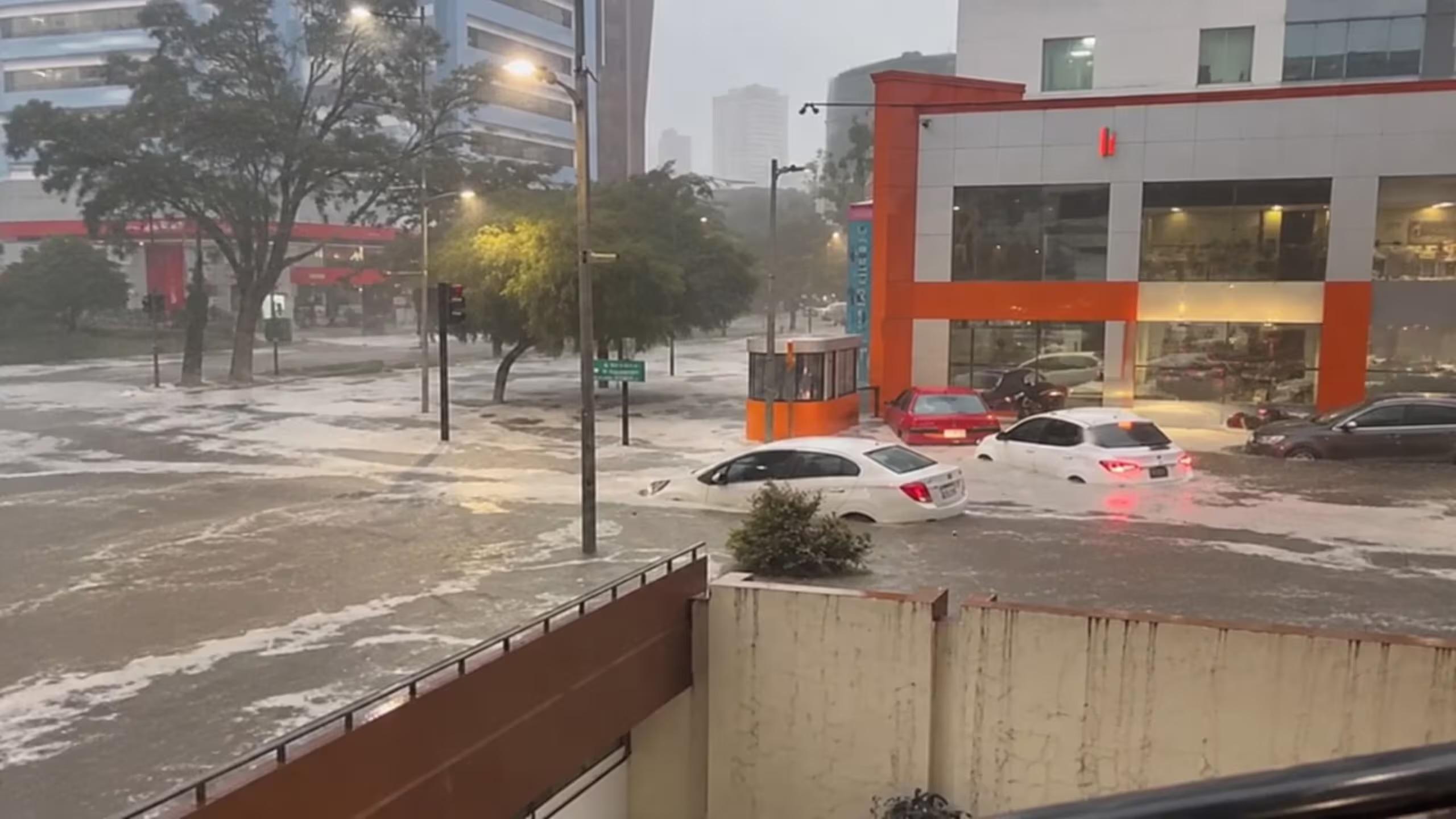 Fuerte granizada cubre de blanco varios sectores de Quito