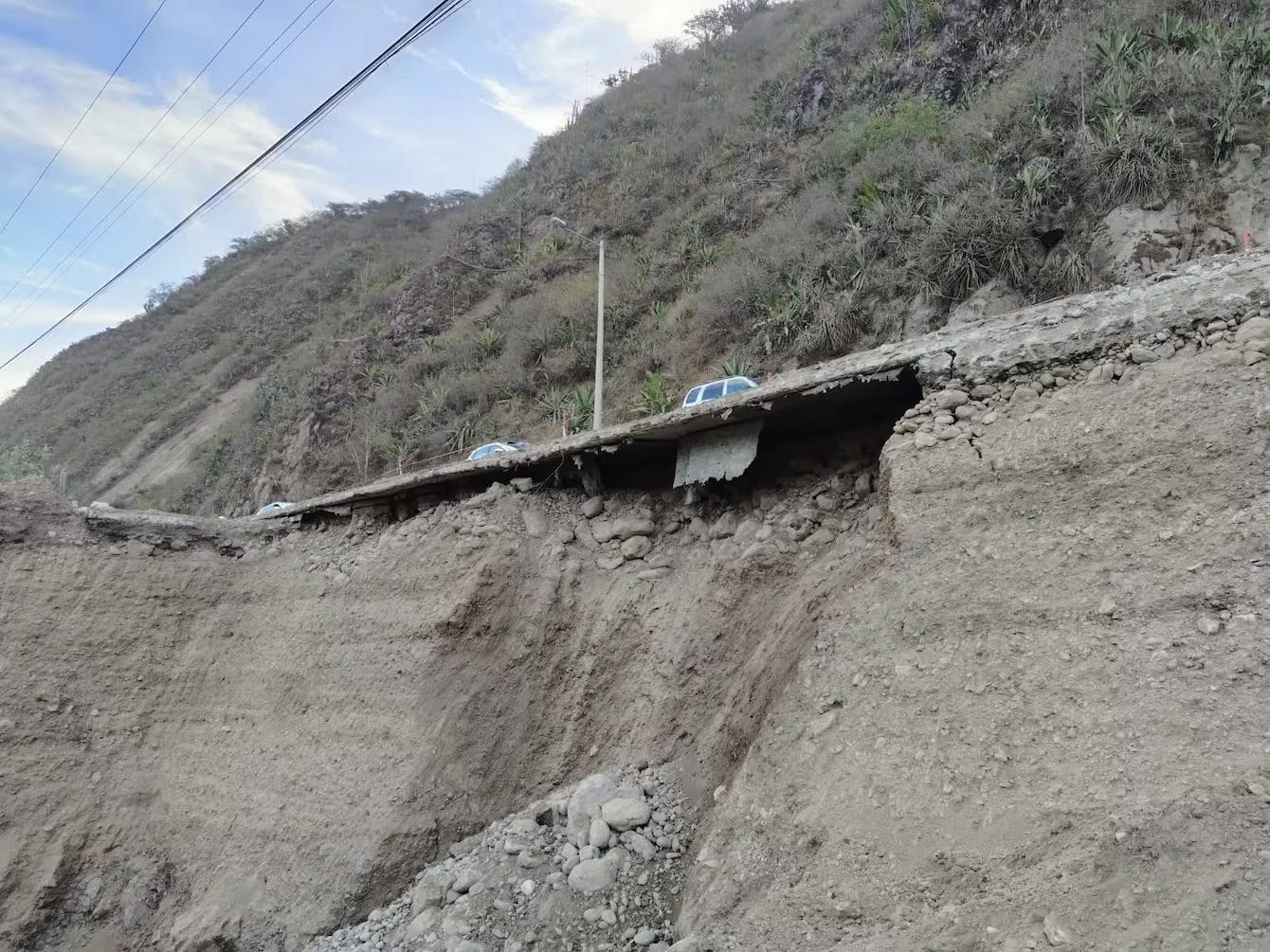 Desprendimiento en la vía Cuenca-Girón-Pasaje restringe el paso de buses y camiones: estas son las medidas