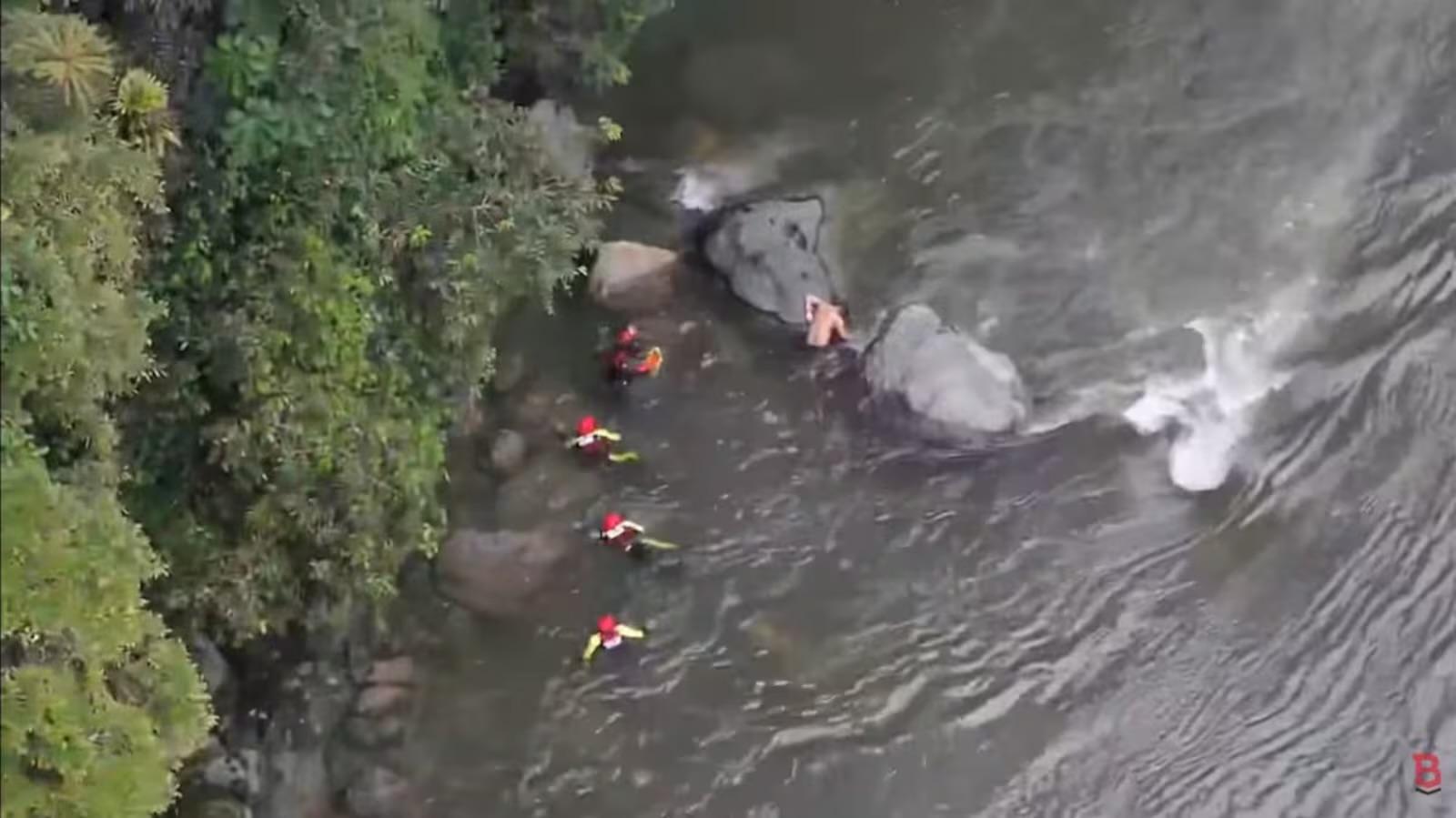 Tragedia en Baños: una persona muere y otra sigue desaparecida tras crecida del río Machay