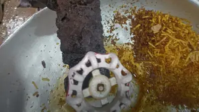 Planta de snacks es clausurada tras hallar heces de roedor y una papa usada como tapón en Ecuador