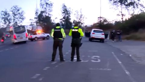 Hombre es hallado muerto junto a un carro en la avenida Simón Bolívar, en Quito, este viernes 14 de agosto