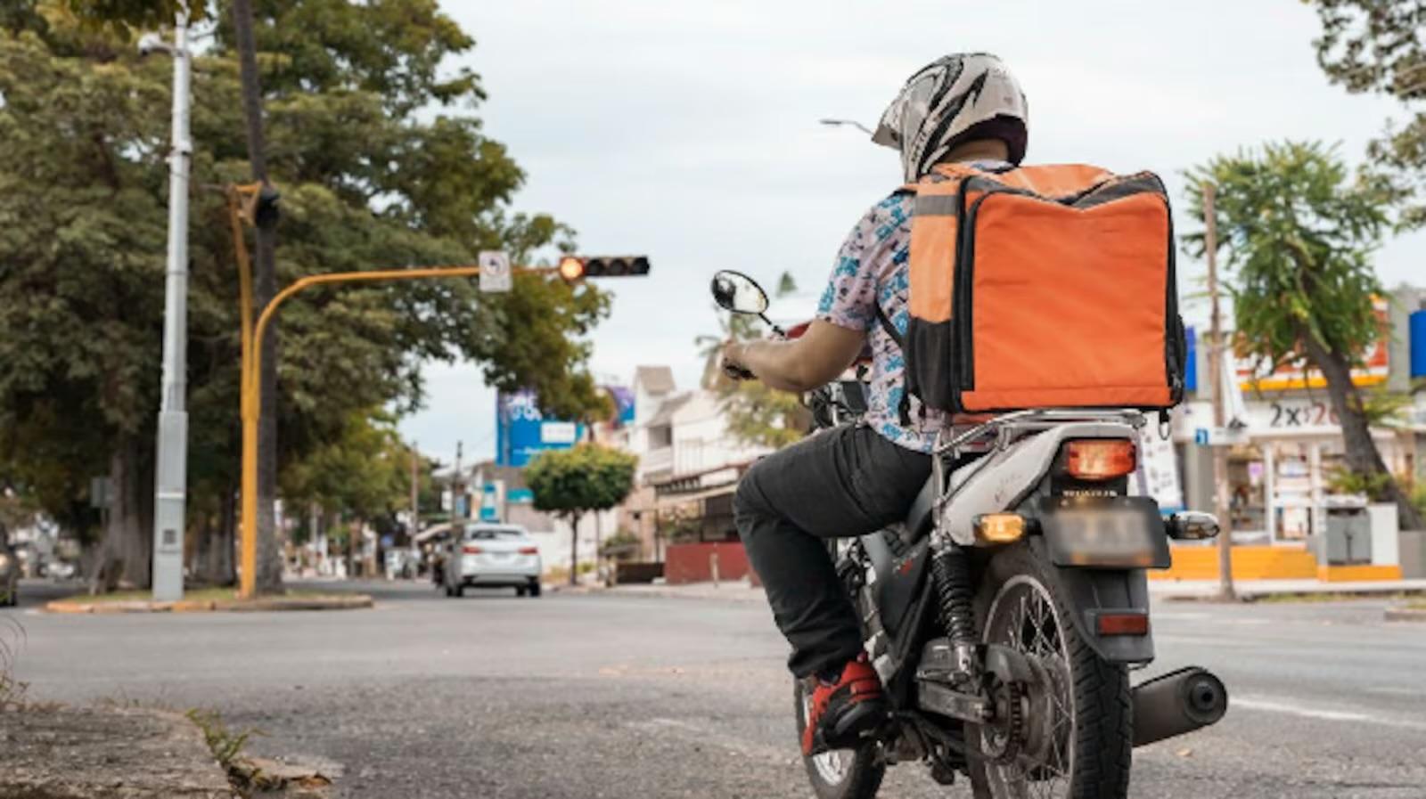 Repartidores de delivery tendrán código QR en Quito: así funcionará la nueva identificación
