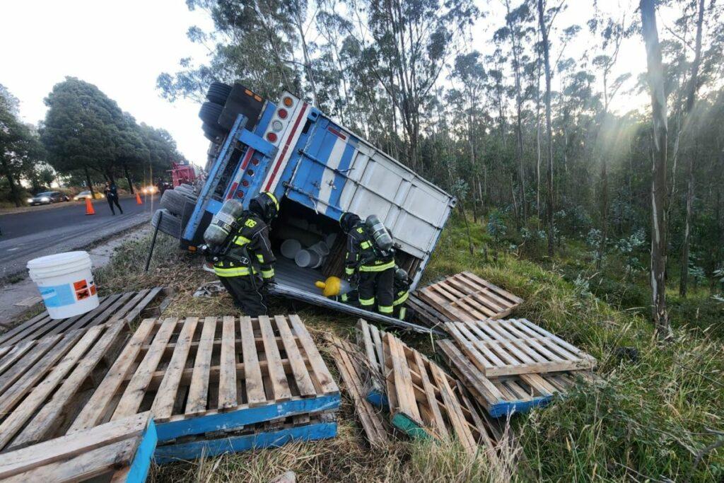 Tráiler se vuelca en Quito y causa cierre parcial en la avenida Simón Bolívar este jueves, 20 de agosto