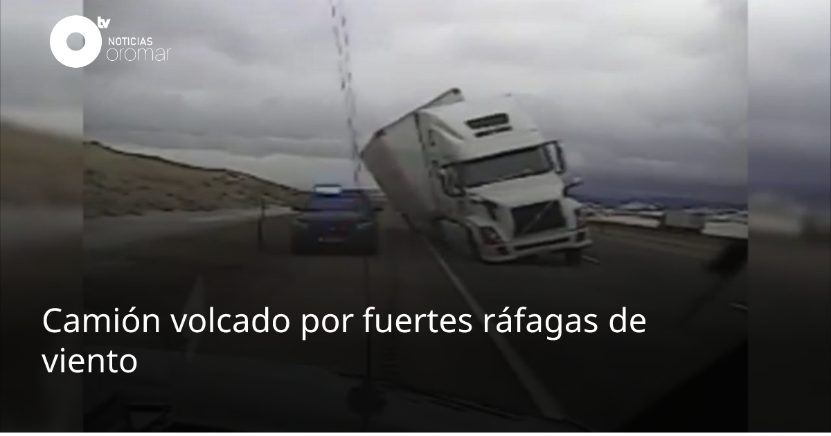 Camión volcado por fuertes ráfagas de viento | Noticias Oromar