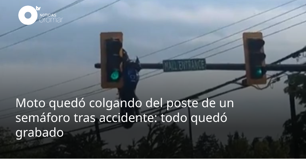 Moto quedó colgando del poste de un semáforo tras accidente: todo quedó ...